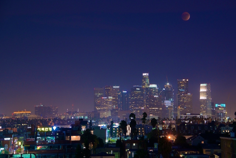 Illustration for article titled 34 Amazing Photos Of The Super Blood Moon